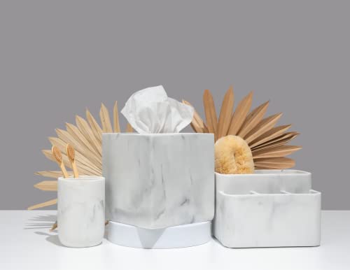 غطاء علبة المناديل الأبيض المربع من إسينترا هوم، المصمم ليمنح أسطح الحمام أو غرفة النوم أو الطاولة مظهرًا أنيقًا ومرتبًا. يتميز هذا الغطاء بتصميم عصري وبسيط مصنوع من خامات عالية الجودة