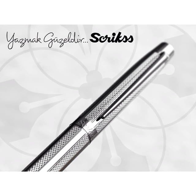 طقم أقلام سريكس إيليغانس فينوس 722 بلون الكروم مزيجاً رائعاً من الأناقة والأداء العالي. يتميز بتصميم معدني لامع من الكروم يمنحه مظهراً راقياً ومتيناً. يحتوي الطقم على قلم حبر فاخر برأس من الفولاذ المقاوم للصدأ لكتابة سلسة