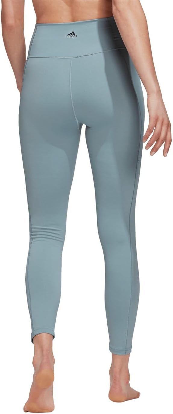 ليجن رياضي للنساء من أديداس يجمع بين الأداء العالي والراحة والأناقة الرياضية. مصنوع من قماش مرن وخفيف عالي الجودة يمنحك حرية الحركة الكاملة أثناء التمارين أو الاستخدام اليومي