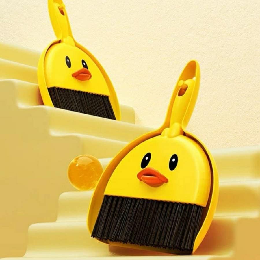 طقم مكنسة وجاروف صغير متعدد الاستخدامات – تصميم بطة صفراء لطيفة يجمع بين الشكل الجميل والوظيفة العملية لتنظيف الأسطح الصغيرة مثل الطاولات والمكاتب.