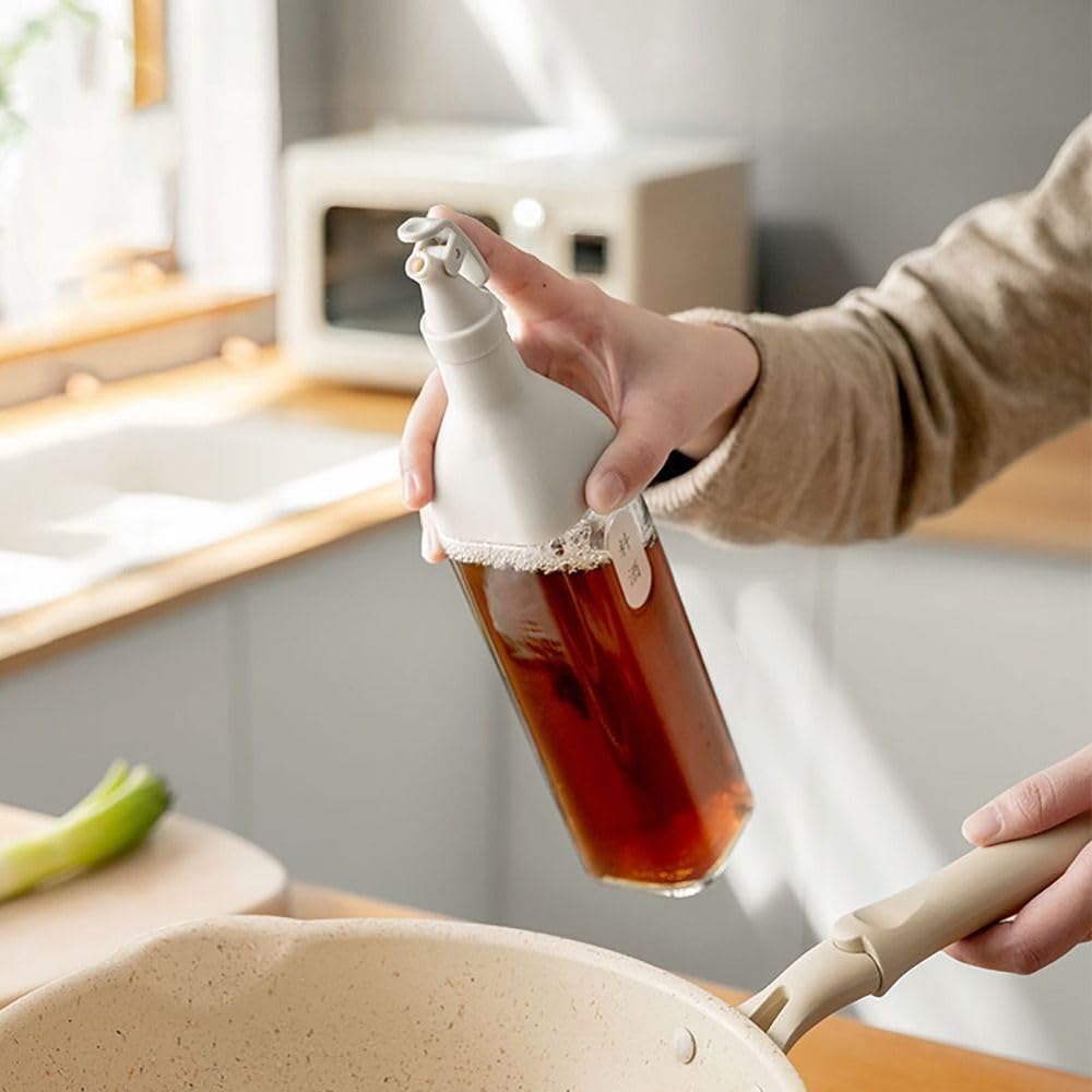 زجاجة خل أنيقة بسعة 550 مل وتصميم عصري هي إضافة مثالية لأدوات المطبخ. تتميز بتصميم أنيق وسهل الاستخدام لتخزين وصب الخل أو الزيت أو الصلصات بكل راحة