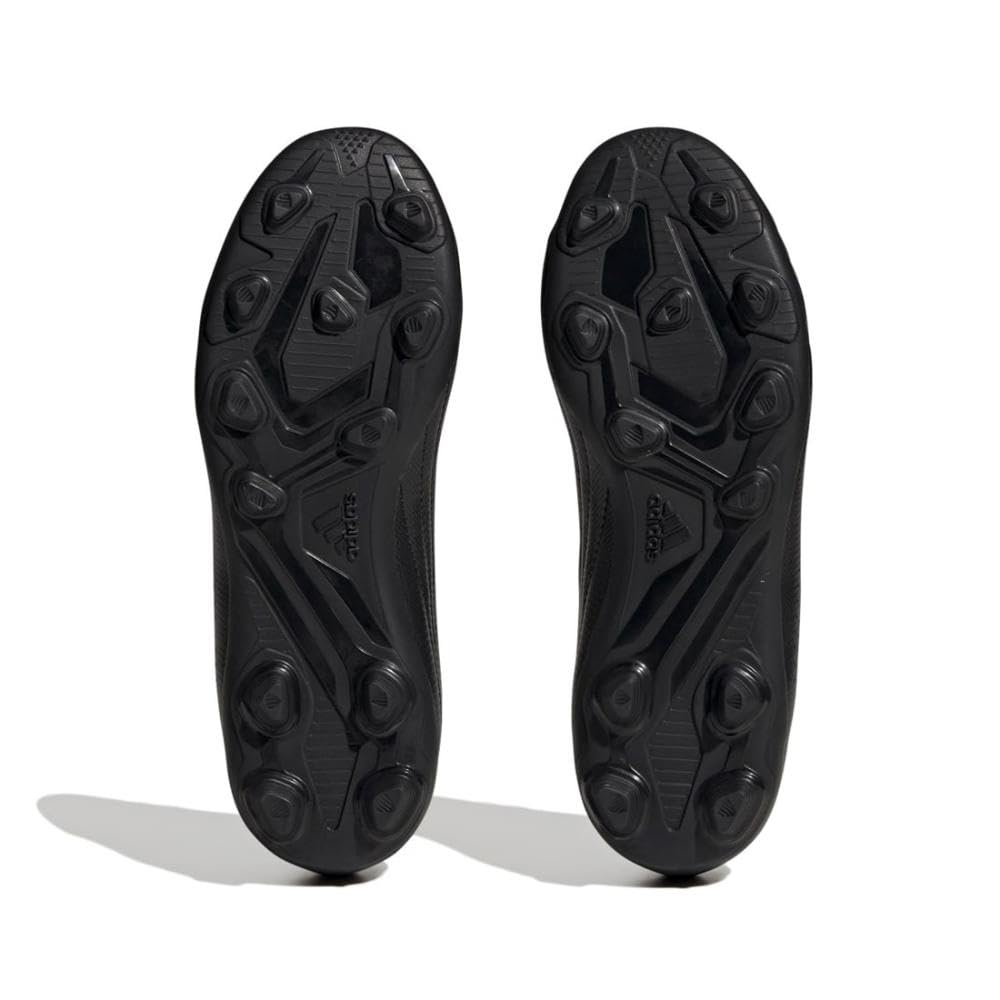 أحذية الأولاد من أديداس تجمع بين التصميم الرياضي والراحة والمتانة