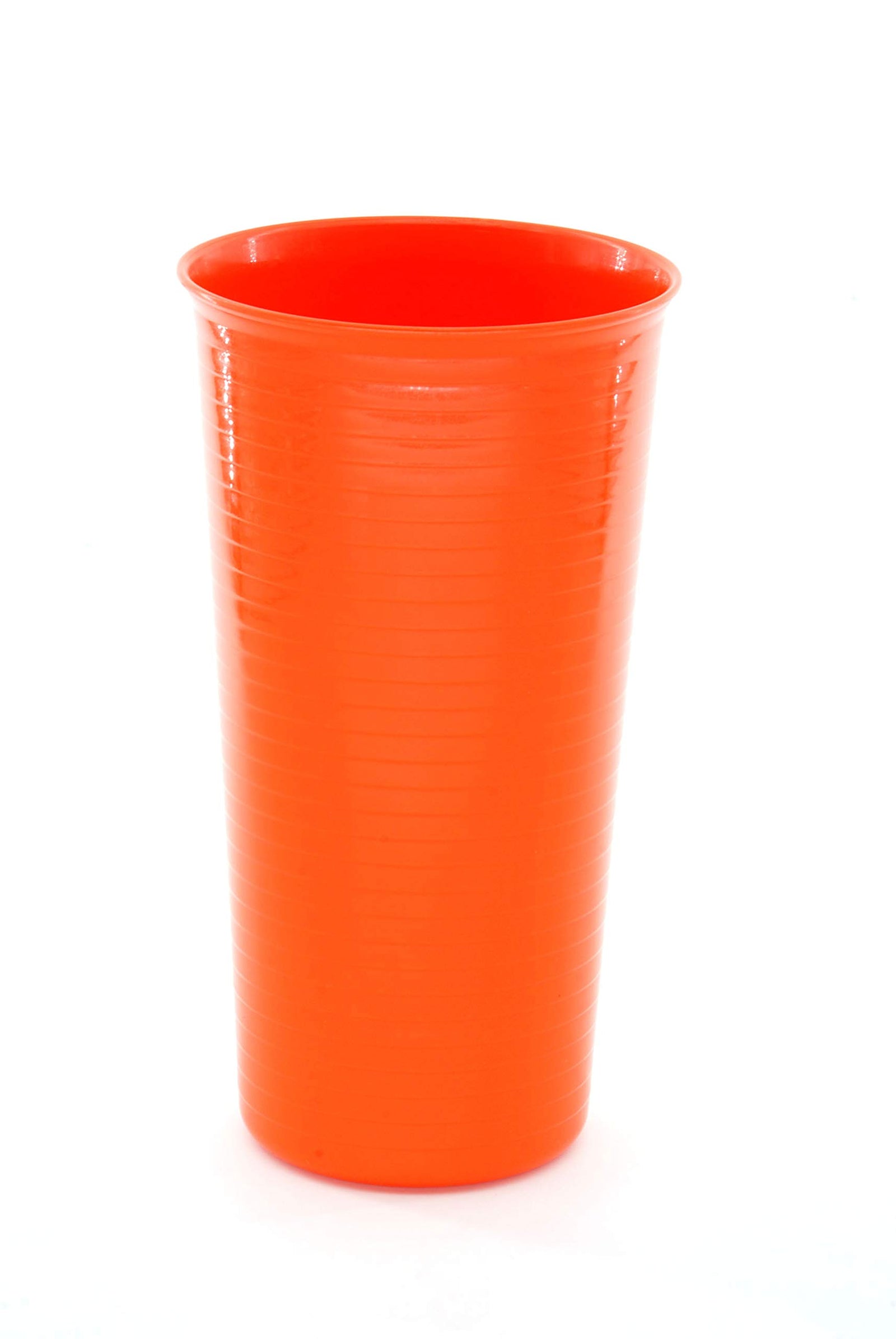 أكواب مينترا هوم البلاستيكية القابلة لإعادة الاستخدام (عبوة من 6 – لون برتقالي). مثالية للحفلات، التجمعات العائلية، الرحلات أو الاستخدام اليومي، حيث تتميز بمتانة عالية وصناعة من بلاستيك آمن خالٍ من مادة الـ BPA لشرب صحي وآمن