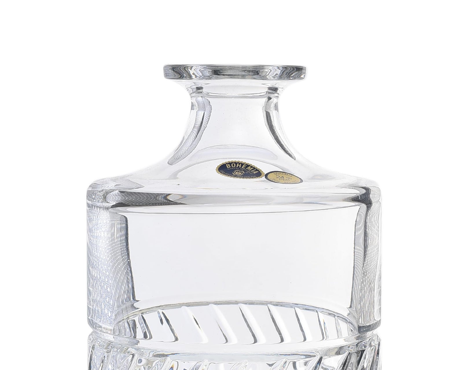 زجاجة مات ستون من بوهيميا، سعة 700 مل (شفافة) تتميز بتصميم أنيق وعصري يجمع بين الجمال والعملية. مصنوعة من زجاج عالي الجودة بلمسة نهائية غير لامعة مناسبة للماء والعصائر والمشروبات الباردة