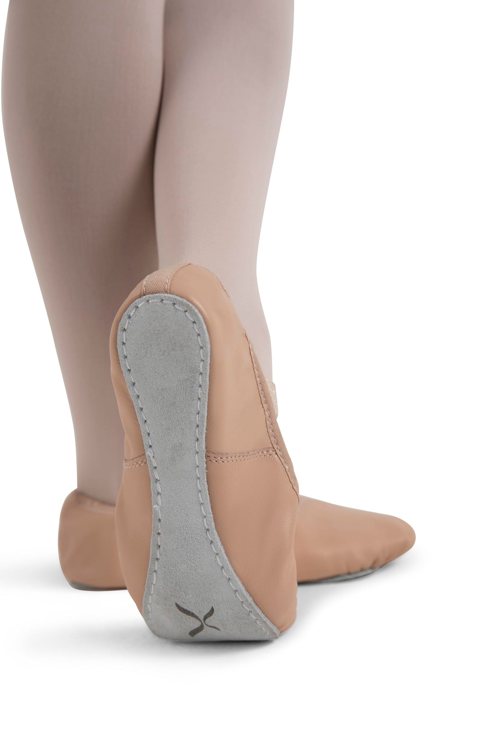 أحذية الباليه للسيدات من كابيزيو صُممت خصيصاً لتوفير الراحة والمرونة والأناقة لكل راقصة. مصنوعة من جلد ناعم عالي الجودة أو قماش متين يسمح بمرور الهواء، لتمنح القدم إحساساً طبيعياً بالحركة.