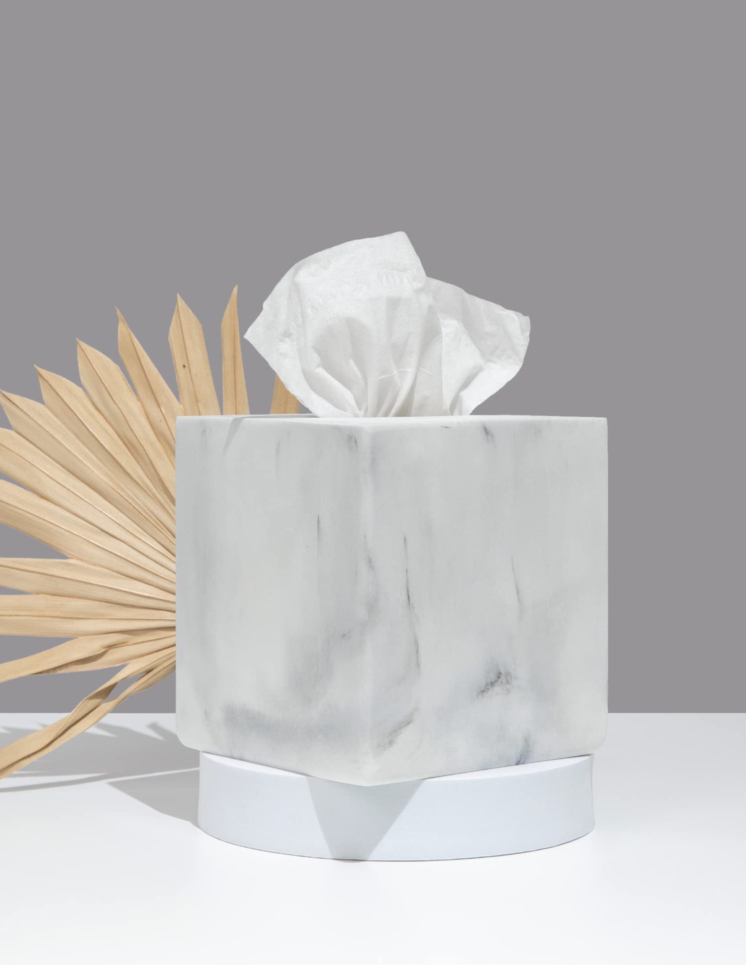 غطاء علبة المناديل الأبيض المربع من إسينترا هوم، المصمم ليمنح أسطح الحمام أو غرفة النوم أو الطاولة مظهرًا أنيقًا ومرتبًا. يتميز هذا الغطاء بتصميم عصري وبسيط مصنوع من خامات عالية الجودة