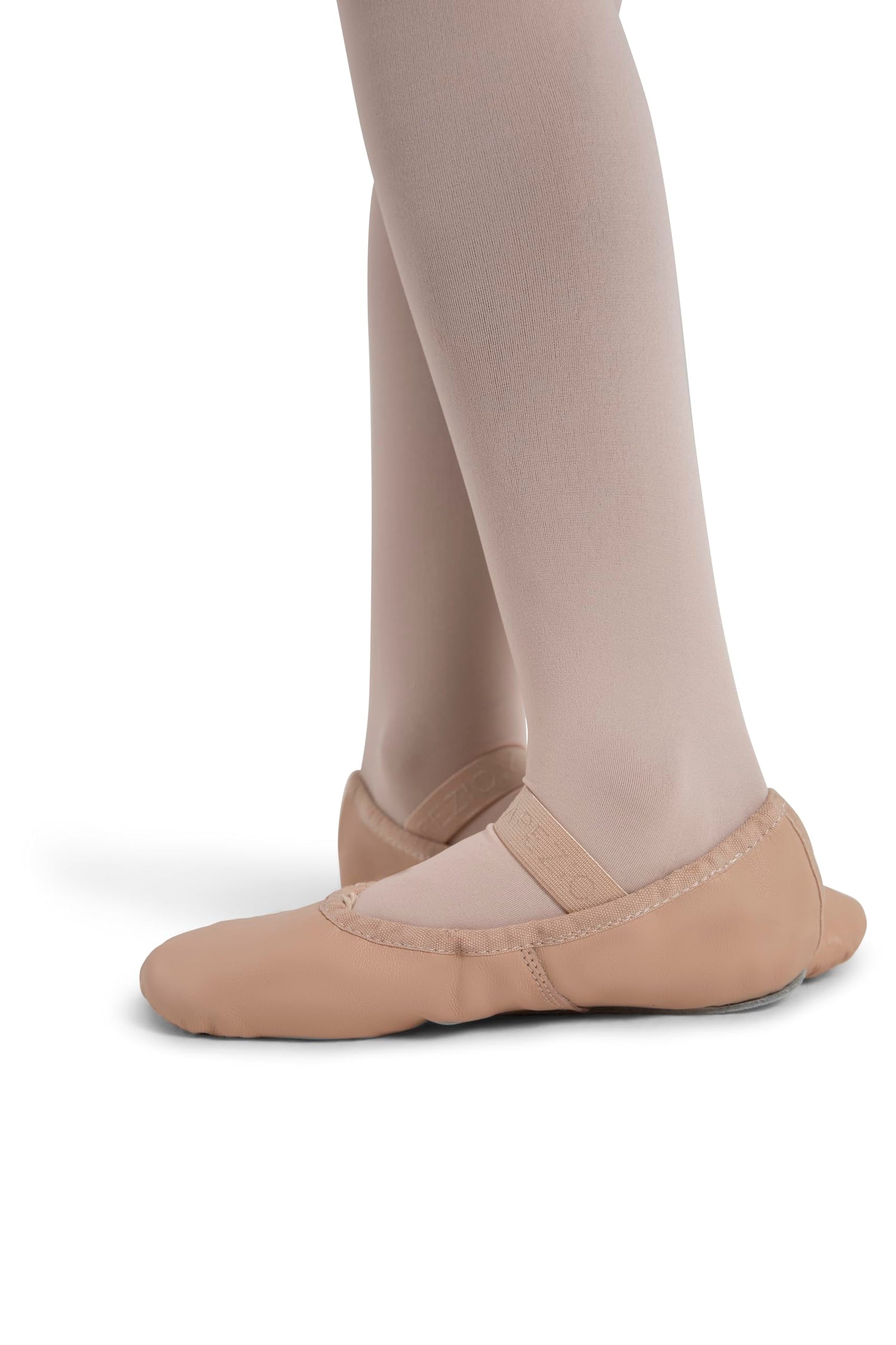 أحذية الباليه للسيدات من كابيزيو صُممت خصيصاً لتوفير الراحة والمرونة والأناقة لكل راقصة. مصنوعة من جلد ناعم عالي الجودة أو قماش متين يسمح بمرور الهواء، لتمنح القدم إحساساً طبيعياً بالحركة.