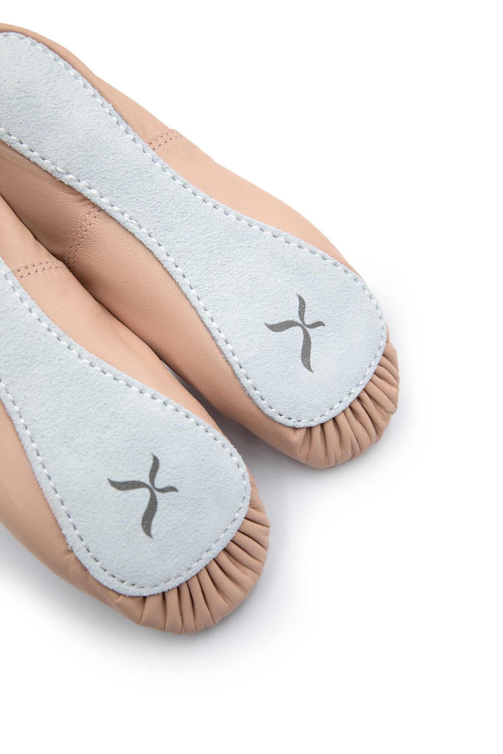 أحذية الباليه للسيدات من كابيزيو صُممت خصيصاً لتوفير الراحة والمرونة والأناقة لكل راقصة. مصنوعة من جلد ناعم عالي الجودة أو قماش متين يسمح بمرور الهواء، لتمنح القدم إحساساً طبيعياً بالحركة.