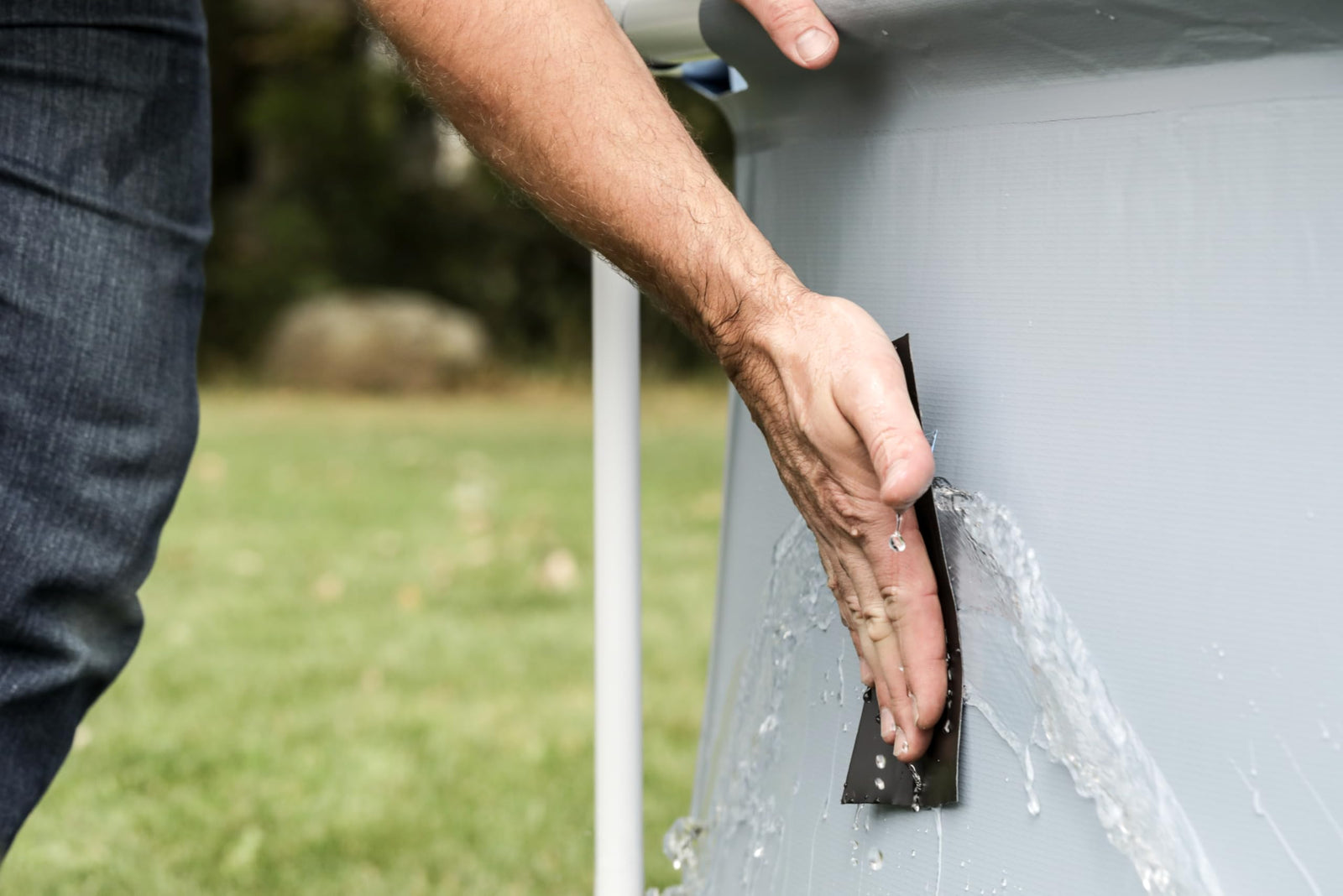 شريط T-REX المقاوم للماء والثقيل متعدد الاستخدامات لحل مشاكل التسريب والإصلاح على الأسطح الرطبة أو الخشنة أو المتسخة. يمكن استخدامه تحت الماء لتوفير ختم قوي ودائم ضد التسرب للأنابيب، الخراطيم، الأسطح،