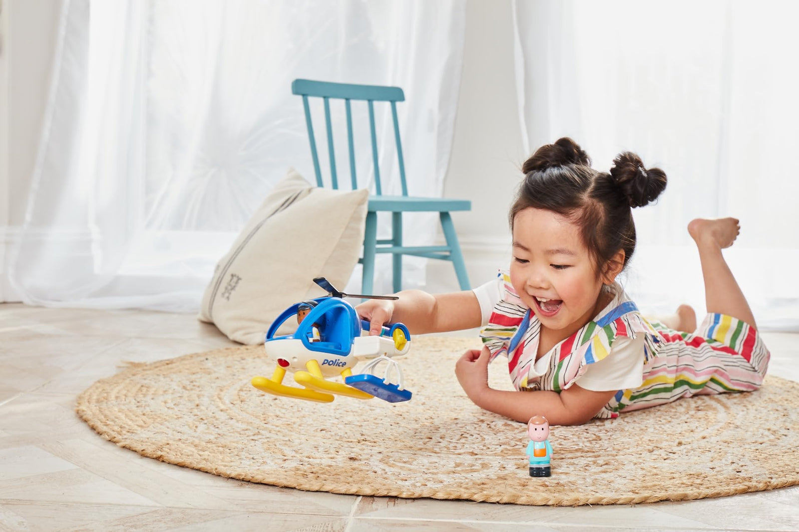 طائرة الشرطة المضيئة والمزودة بالأصوات من هابي لاند من إيرلي ليرنينج سنتر! مصممة للأطفال من عمر 18 شهرًا حتى 5 سنوات، تساعد هذه اللعبة على تنمية الخيال والتنسيق ومهارات السرد القصصي