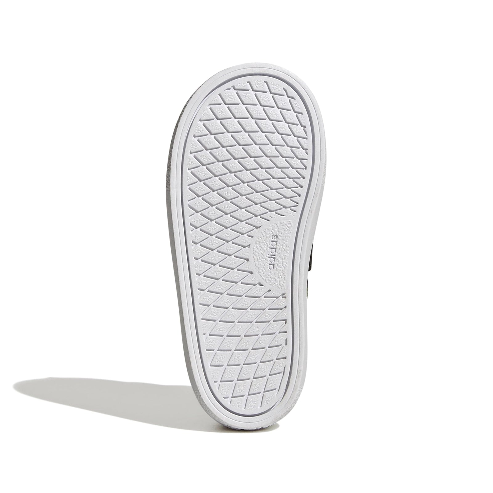 أحذية أديداس للأولاد تجمع بين الراحة والأداء والأناقة الرياضية في تصميم واحد مثالي. مصنوعة من خامات قابلة للتهوية مع نعل مطاطي متين يوفر ثباتاً ممتازاً وتحملًا طويل الأمد للاستخدام اليومي أ