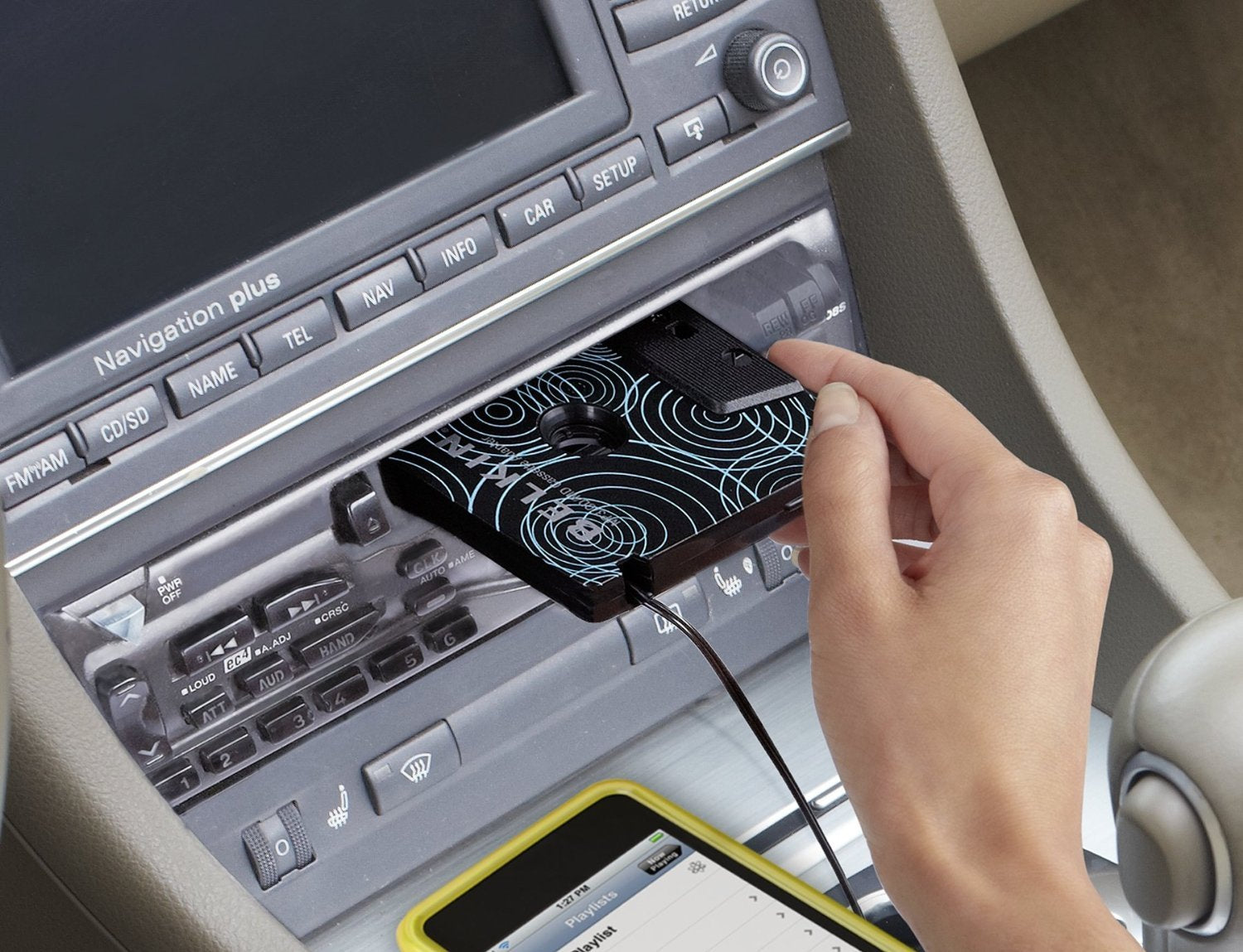 محول الكاسيت من بيلكن المخصص لجهاز آيبود تشغيل الأغاني المفضلة لديك من جهاز الآيبود أو أي جهاز يحتوي على مدخل صوت ٣.٥ ملم عبر مشغل الكاسيت في السيارة.