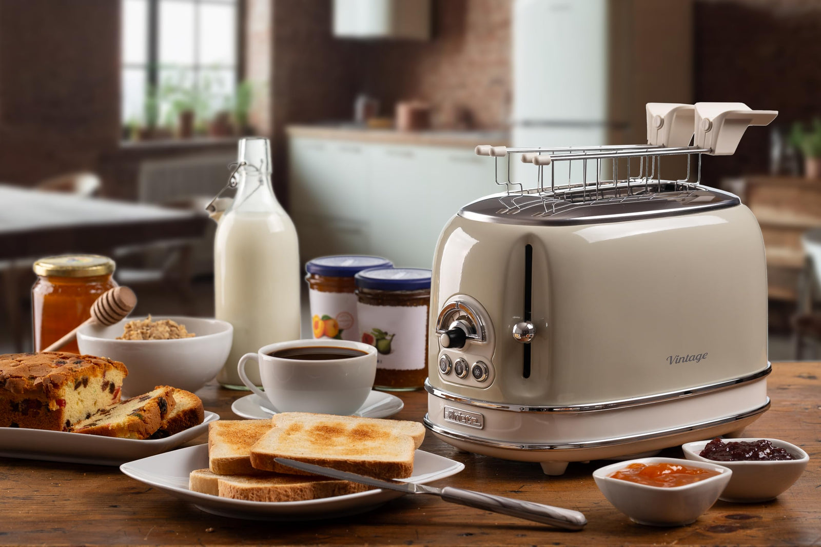 Ariete Vintage 2 Slice Toaster 155, Toaster with 6 Toasting Levels, Automatic Ejection, Defrost Function, Removable Crumb Tray, Stainless Steel Body, 810W, Beige - Safqqa Egypt