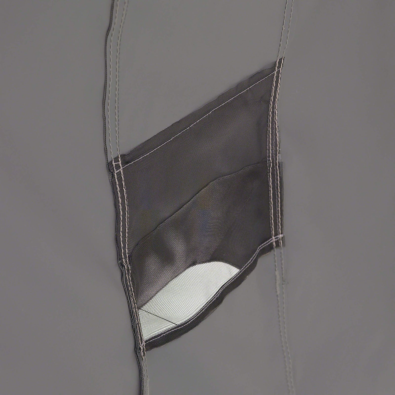 غطاء لموقد النار المربع 40 × 40 بوصة باللون البيج الرملي الأنيق. تم تصميم هذا الغطاء بجودة عالية لتحمل الظروف الجوية المختلفة، فهو مصنوع من قماش بوليستر متين مزوّد بطبقة مقاومة للماء لحماية موقد النار من المطر