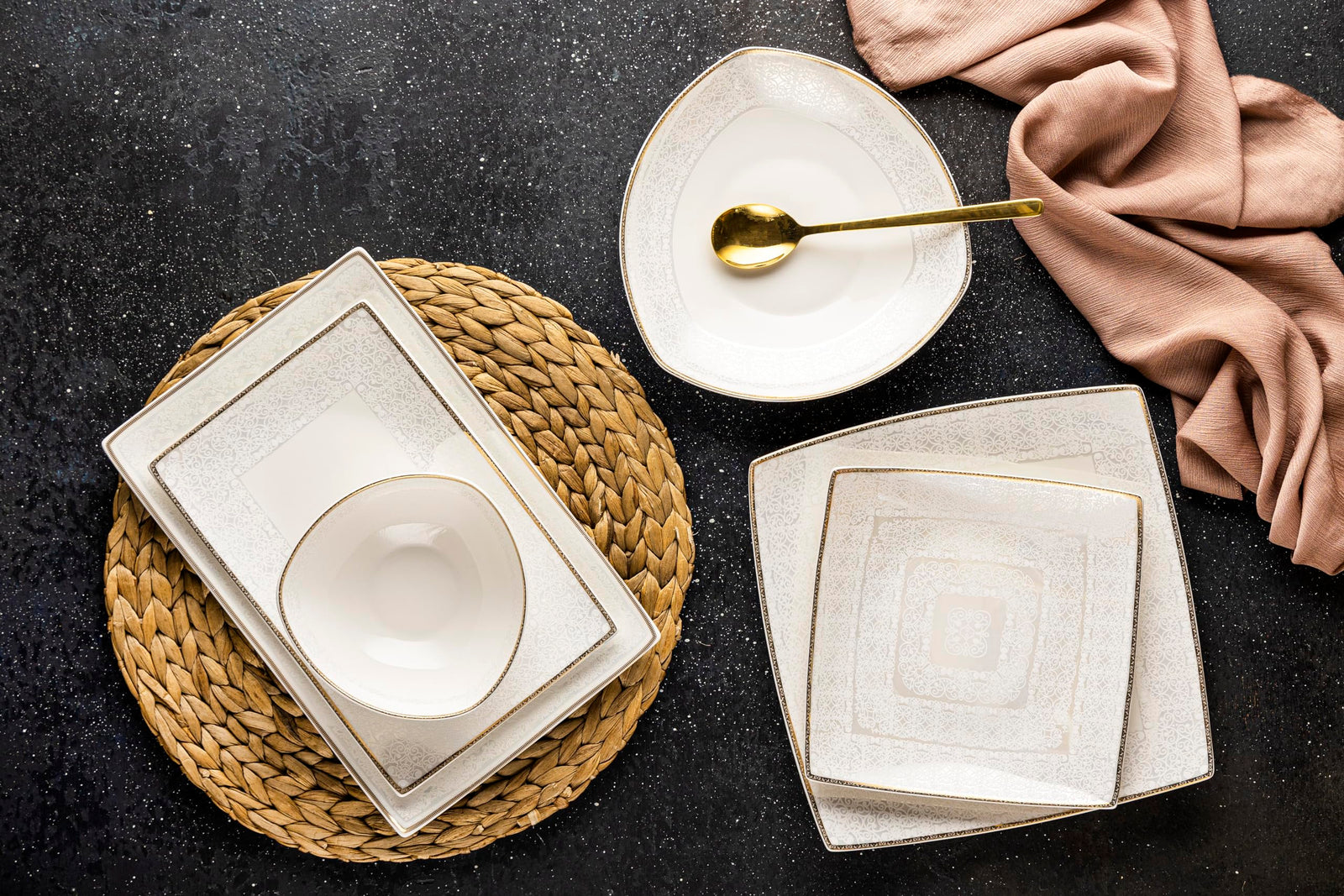 طقم عشاء لوتس 6032 ديملا مكون من 26 قطعة – لون أبيض يتميز بتصميم أنيق ومثالي للمناسبات العائلية والولائم الفاخرة. يحتوي الطقم على 6 أطباق للفطائر، و6 أطباق للحلوى، و6 أطباق شوربة، و6 أسياخ، ليمنحك تجربة طعام متكاملة