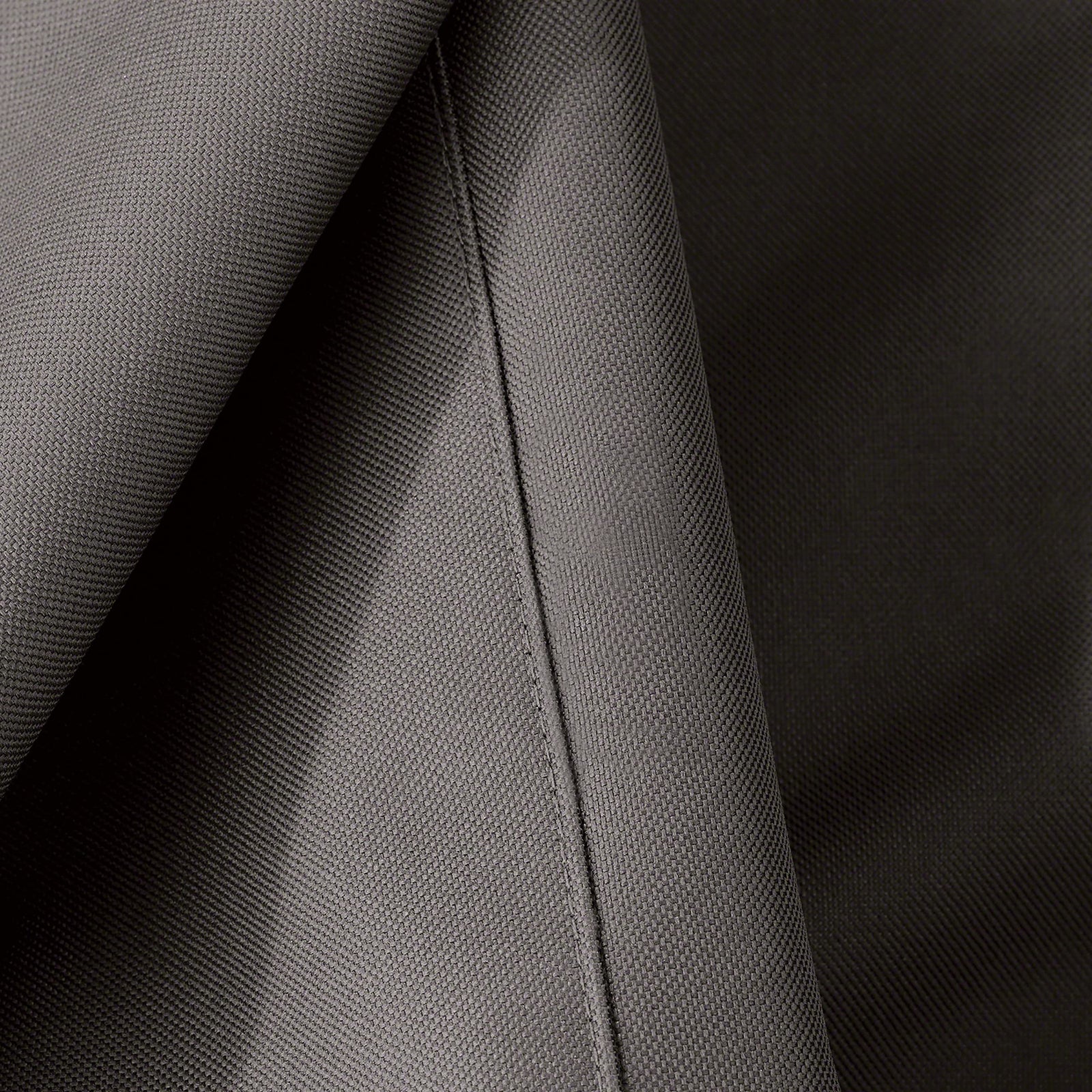 غطاء لموقد النار المربع 40 × 40 بوصة باللون البيج الرملي الأنيق. تم تصميم هذا الغطاء بجودة عالية لتحمل الظروف الجوية المختلفة، فهو مصنوع من قماش بوليستر متين مزوّد بطبقة مقاومة للماء لحماية موقد النار من المطر