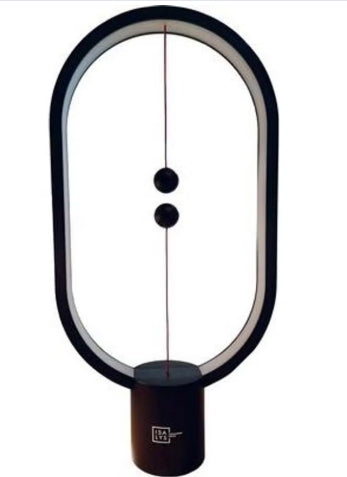 مصباح Allocacoc Heng Balance باللون الأسود، الذي يجمع بين التصميم العصري والوظيفة العملية. يتميز المصباح بآلية تشغيل فريدة تعتمد على التوازن المغناطيسي — ما عليك سوى رفع الكرة الخشبية السفلية لتنجذب إلى العليا ويضيء المصباح فورًا