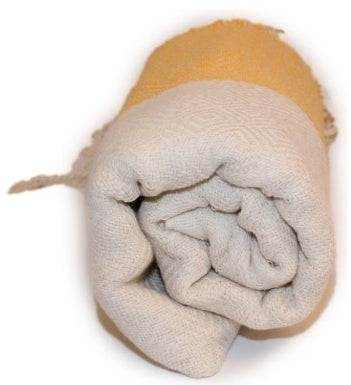 منشفة بوناميسون القطنية التركية بيشتمال تجمع بين الأناقة والنعومة والعملية. مصنوعة من 100٪ قطن تركي عالي الجودة، وتتميز بأنها خفيفة الوزن، سريعة الجفاف، وتمتص الماء بكفاءة عالية. تصميمها متعدد الألوان