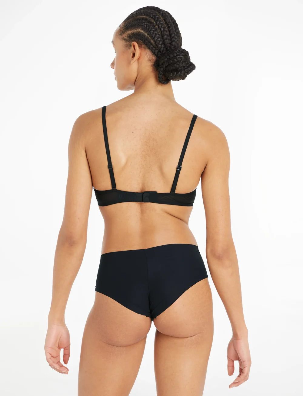 حمالة صدر من كالفن كلاين قطعة أساسية تجمع بين الأناقة الكلاسيكية والراحة الفائقة. صُنعت من أقمشة ناعمة وقابلة للتمدد وتسمح بمرور الهواء لتمنحك إحساساً مريحاً طوال اليوم. تتميز بتصميمها العصري البسيط مع الشريط الأيقوني الذي يحمل شعار كالفن كلاين،