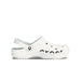 شبشب من Crocs بلون أبيض للجنسين هو حذاء مريح وخفيف الوزن مصمم للاستخدام اليومي
