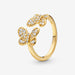 خاتم الفراشات المتألقة من باندورا تحفة فنية تعبّر عن الجمال والتحوّل والحرية. صُنع من معدن باندورا شاين المطلي بالذهب عيار 18 قيراطاً، ويتميز بتصميم رائع يضم مجموعة من الفراشات المتلألئة المرصعة بأحجار زركونيا