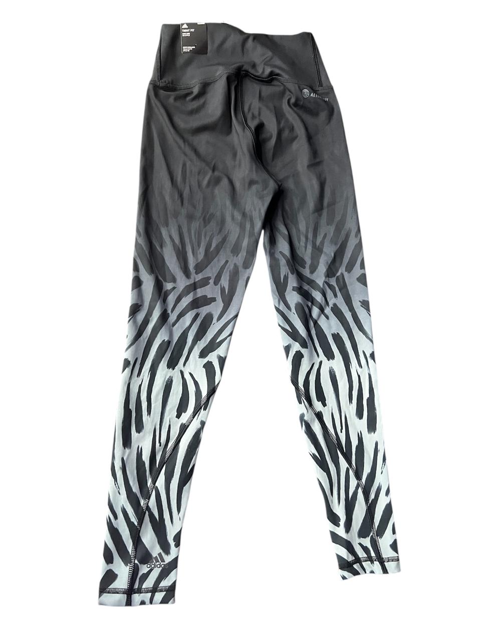 ليجنز أديداس للبنات المصمم ليمنحها حرية الحركة طوال اليوم. مصنوع من قماش ناعم ومرن يتبع حركة الجسم بانسيابية، ويتميز بشعار أديداس الكلاسيكي الذي يضيف لمسة رياضية عصرية