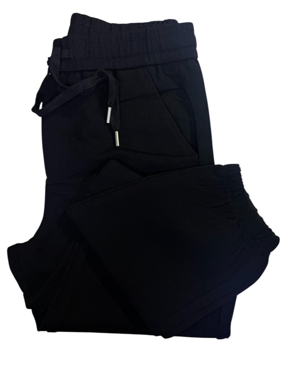 جدّد إطلالتك اليومية مع بنطلون  للرجال. يتميز بتصميم مريح ومتعدد الاستخدامات يناسب الارتداء اليومي أو الخروجات الكاجوال