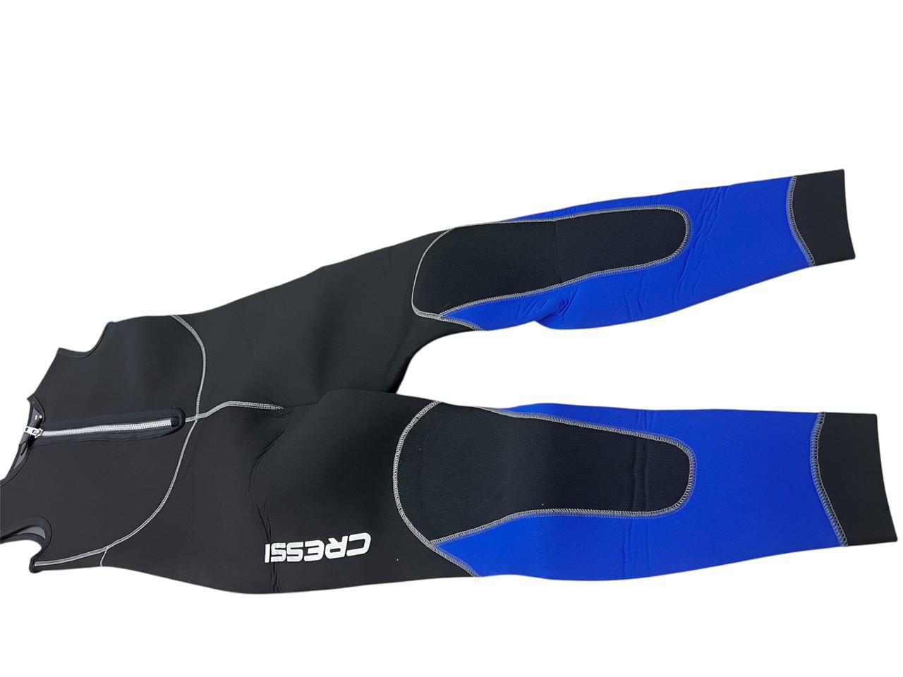 بدلة الغوص الطويلة للرجال من كريسي. مصنوعة من خامة النيوبرين عالية الجودة لتمنحك عزلًا حراريًا ممتازًا وحركة طبيعية في الماء. مثالية للغوص