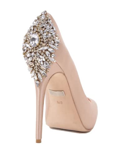 ارتدي الأناقة مع صندل Badgley Mischka للنساء. يتميز هذا الصندل بتصميم أنيق وعصري مع نعل مريح وأشرطة دقيقة، ليكون مثالياً للمناسبات الكاجوال والرسمية