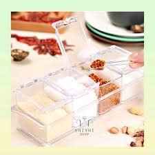 يأتي هذا الصندوق الخاص بالتوابل من شريفي إمبكس بأربع عبوات شفافة مصنوعة من الأكريليك عالي الجودة، مما يسمح برؤية المحتوى بسهولة مع الحفاظ على نضارته ونظافته.