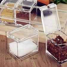 يأتي هذا الصندوق الخاص بالتوابل من شريفي إمبكس بأربع عبوات شفافة مصنوعة من الأكريليك عالي الجودة، مما يسمح برؤية المحتوى بسهولة مع الحفاظ على نضارته ونظافته.