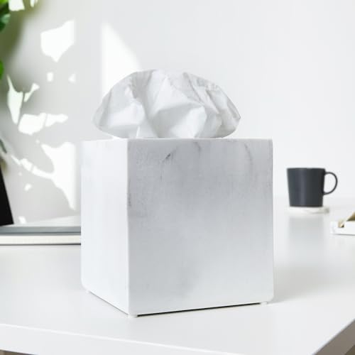 غطاء علبة المناديل الأبيض المربع من إسينترا هوم، المصمم ليمنح أسطح الحمام أو غرفة النوم أو الطاولة مظهرًا أنيقًا ومرتبًا. يتميز هذا الغطاء بتصميم عصري وبسيط مصنوع من خامات عالية الجودة 