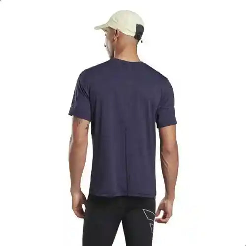 تيشرت اكتيف تشيل رياضي للجري منقط بقصة ضيقة للرجال من ريبوك