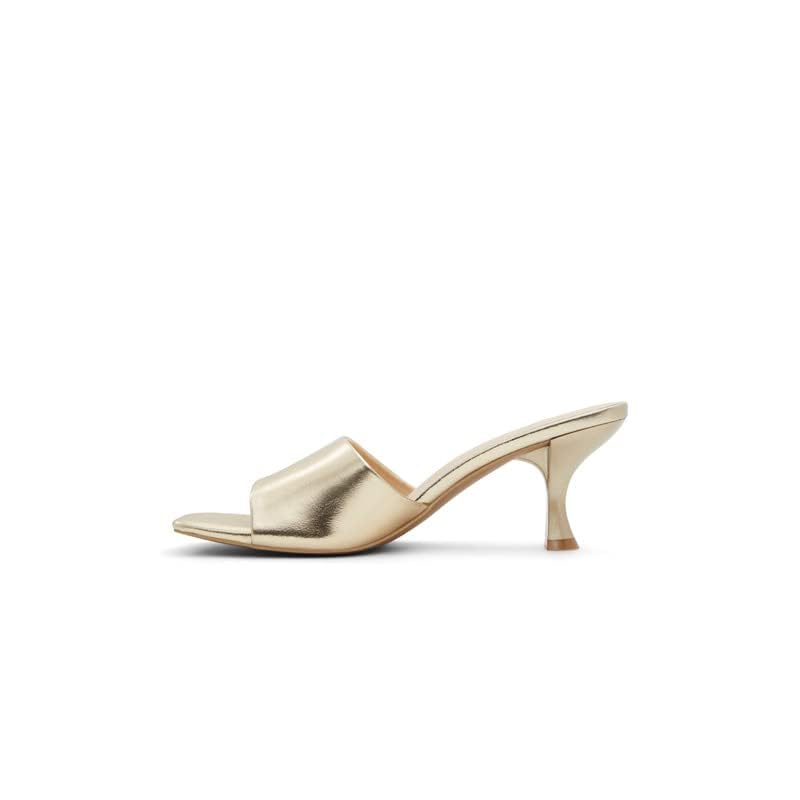 صندل نسائي من CALL IT SPRING مصمم ليجمع بين الراحة اليومية والأناقة العصرية. يتميز بتصميم خفيف مع نعل مريح مناسب للارتداء لفترات طويلة.