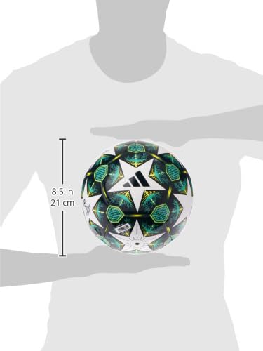  كرة القدم من adidas مصممة للتدريب والمباريات. 