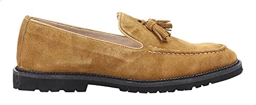 حذاء Grinta من نوع لوفر للرجال، مصنوع من جلد النوبوك عالي الجودة، يتميز بتصميم Moc-Toe مع تفاصيل شرابة أنيقة.