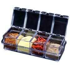 يأتي هذا الصندوق الخاص بالتوابل من شريفي إمبكس بأربع عبوات شفافة مصنوعة من الأكريليك عالي الجودة، مما يسمح برؤية المحتوى بسهولة مع الحفاظ على نضارته ونظافته.