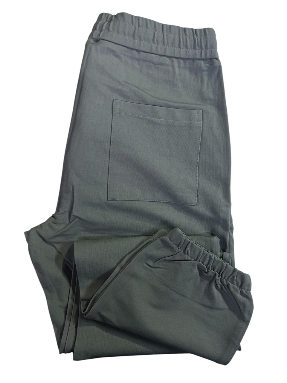 جدّد إطلالتك اليومية مع بنطلون  للرجال. يتميز بتصميم مريح ومتعدد الاستخدامات يناسب الارتداء اليومي أو الخروجات الكاجوال