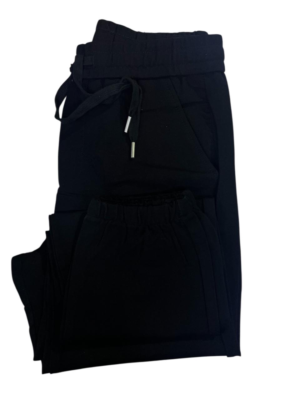 جدّد إطلالتك اليومية مع بنطلون  للرجال. يتميز بتصميم مريح ومتعدد الاستخدامات يناسب الارتداء اليومي أو الخروجات الكاجوال