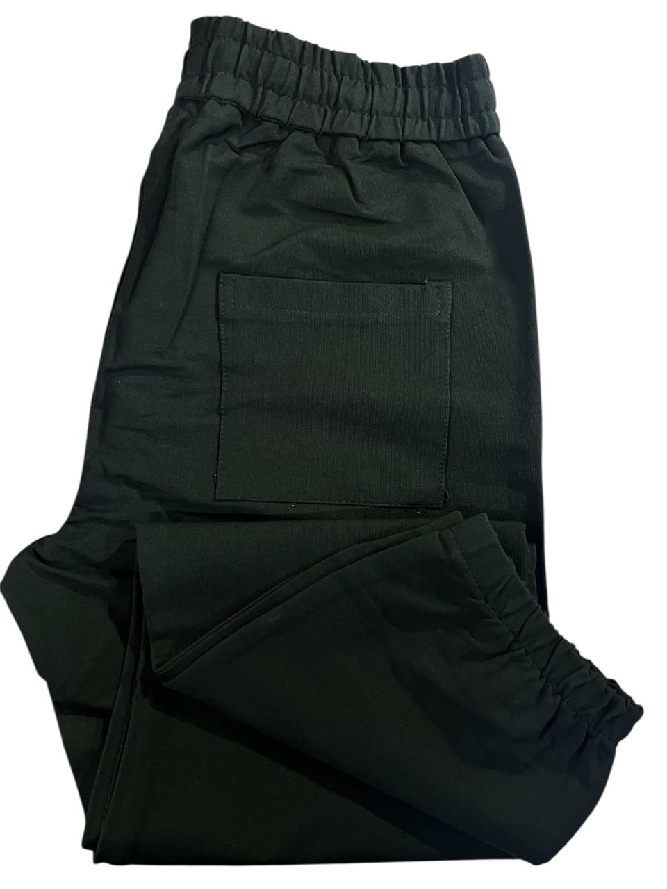 جدّد إطلالتك اليومية مع بنطلون  للرجال. يتميز بتصميم مريح ومتعدد الاستخدامات يناسب الارتداء اليومي أو الخروجات الكاجوال