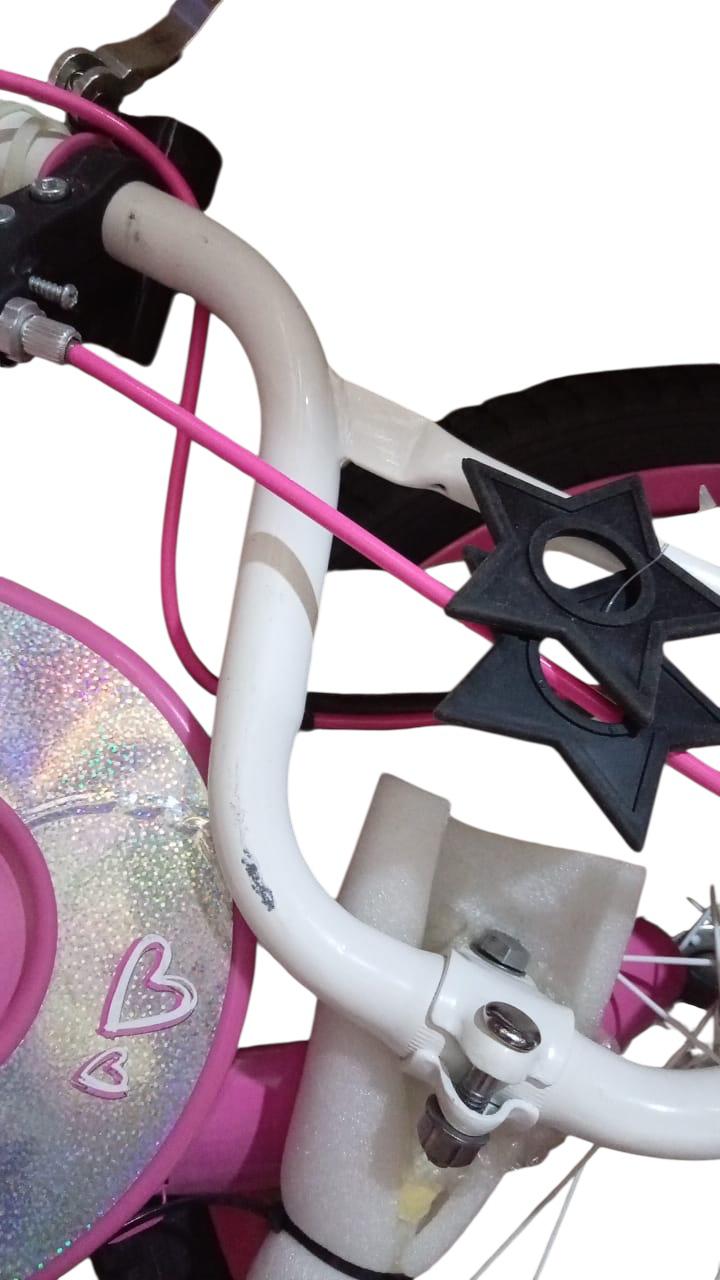 دراجة الأطفال سبارتان مزينة برسومات مستوحاة من شخصيات فروزن، كارز، باربي الأميرة، وهوت ويلز، مما يجعلها ممتعة للغاية للصغار. صُممت للسلامة والتعلم، وتأتي مزودة بـ عجلات تدريبية لمساعدة الأطفال المبتدئين-بها خرابيش خفيفه و دامج بوكس