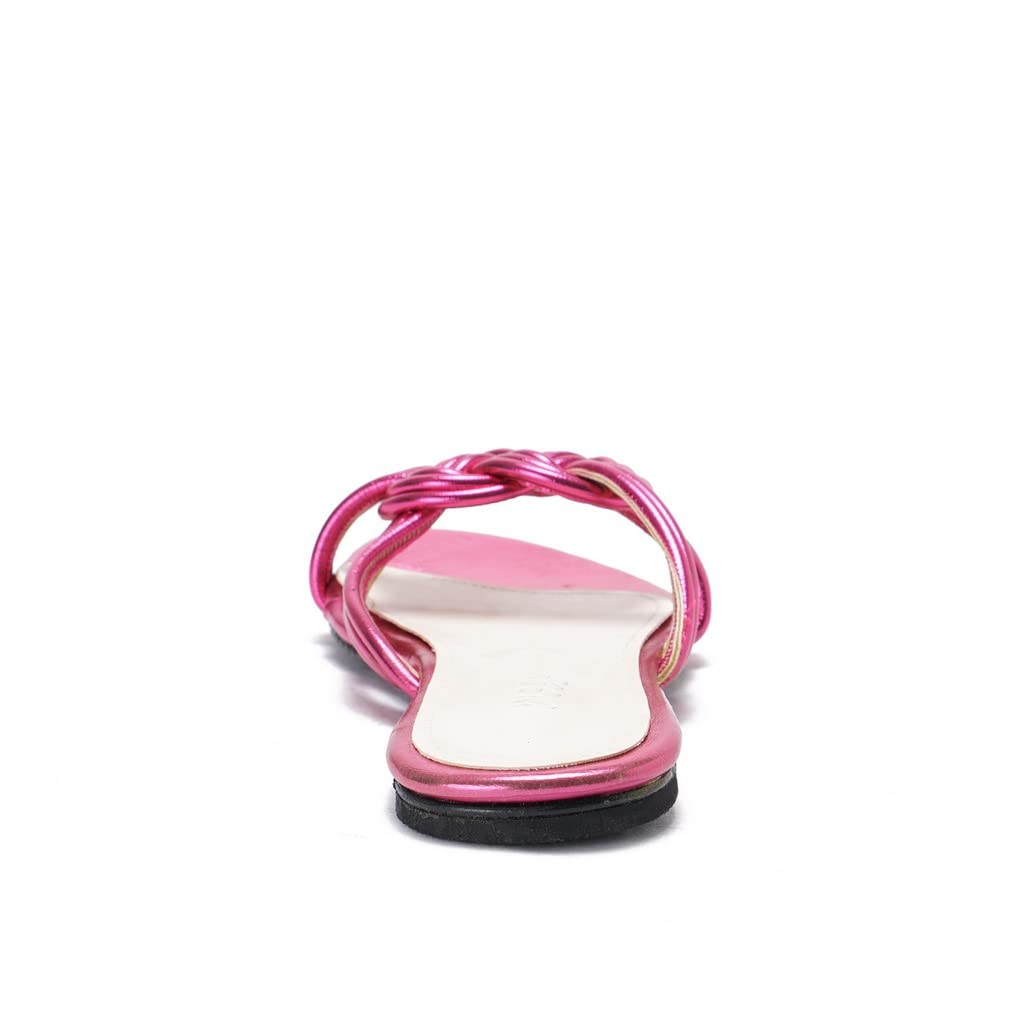 شبشب Grinta للنساء يجمع بين الراحة والأناقة الكاجوال. مصنوع من مواد ناعمة ومتينة لضمان راحة القدمين طوال اليوم.