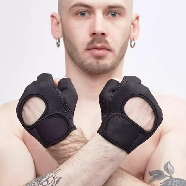 قفازات رياضية نصف أصبع للجنسين من Qshop – بطول المعصم ومناسبة للتمارين والرياضات المختلفة