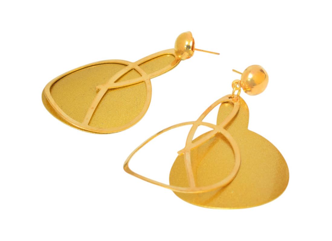 طقم أقراط مودرن للنساء عبارة عن 2 قطعة هو إكسسوار أنيق ومتعدد الاستخدامات