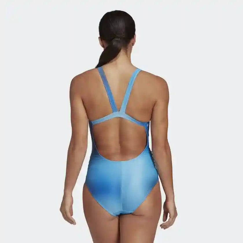 استمتعي بالراحة والثقة داخل الماء مع مايوه أديداس للنساء. مصنوع من قماش عالي الجودة يجف بسرعة ويوفر مرونة ممتازة ودعماً مثالياً أثناء السباحة أو الأنشطة الشاطئية