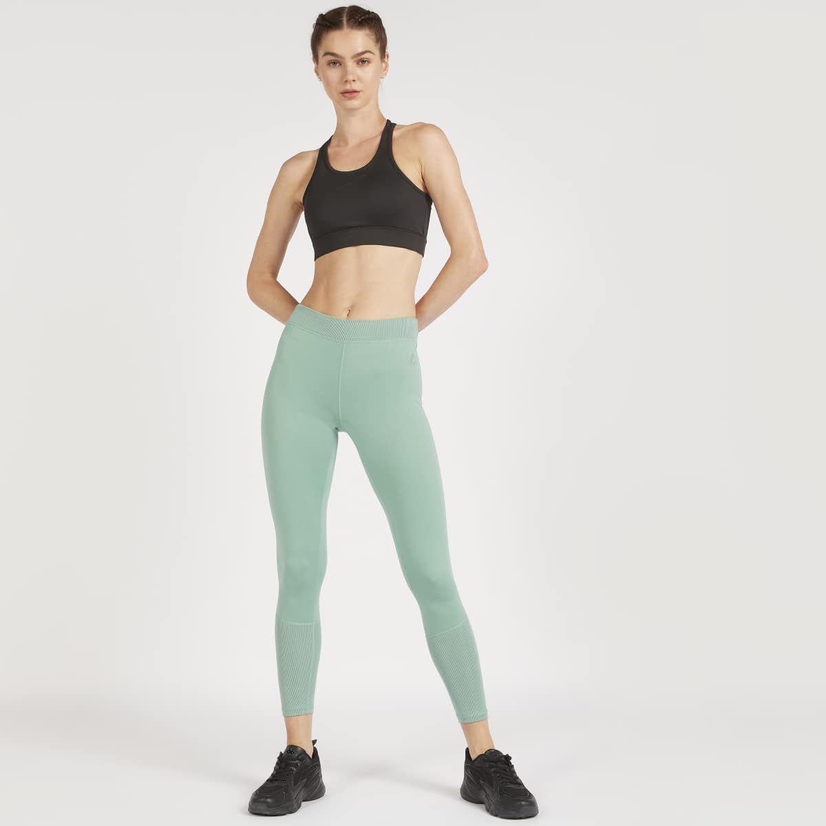 ليجنز سبلاش للنساء لليوغا يوفر أقصى درجات الراحة والمرونة أثناء التمرين. مصنوع من قماش مرن وقابل للتنفس