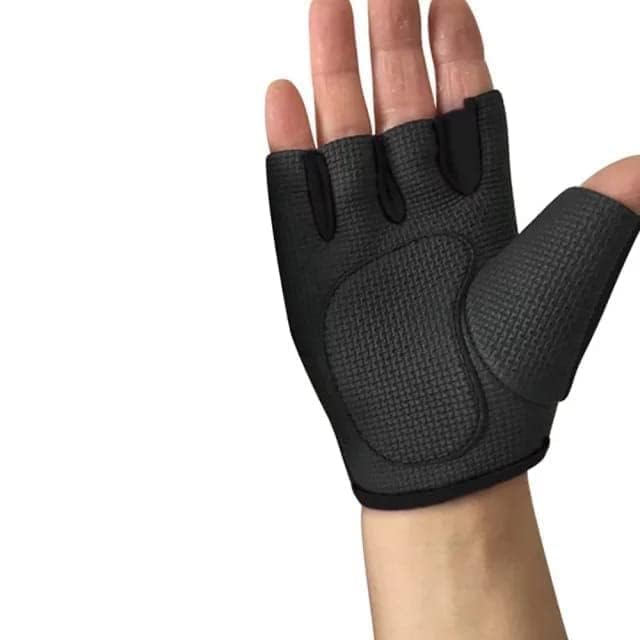 قفازات رياضية نصف أصبع للجنسين من Qshop – بطول المعصم ومناسبة للتمارين والرياضات المختلفة