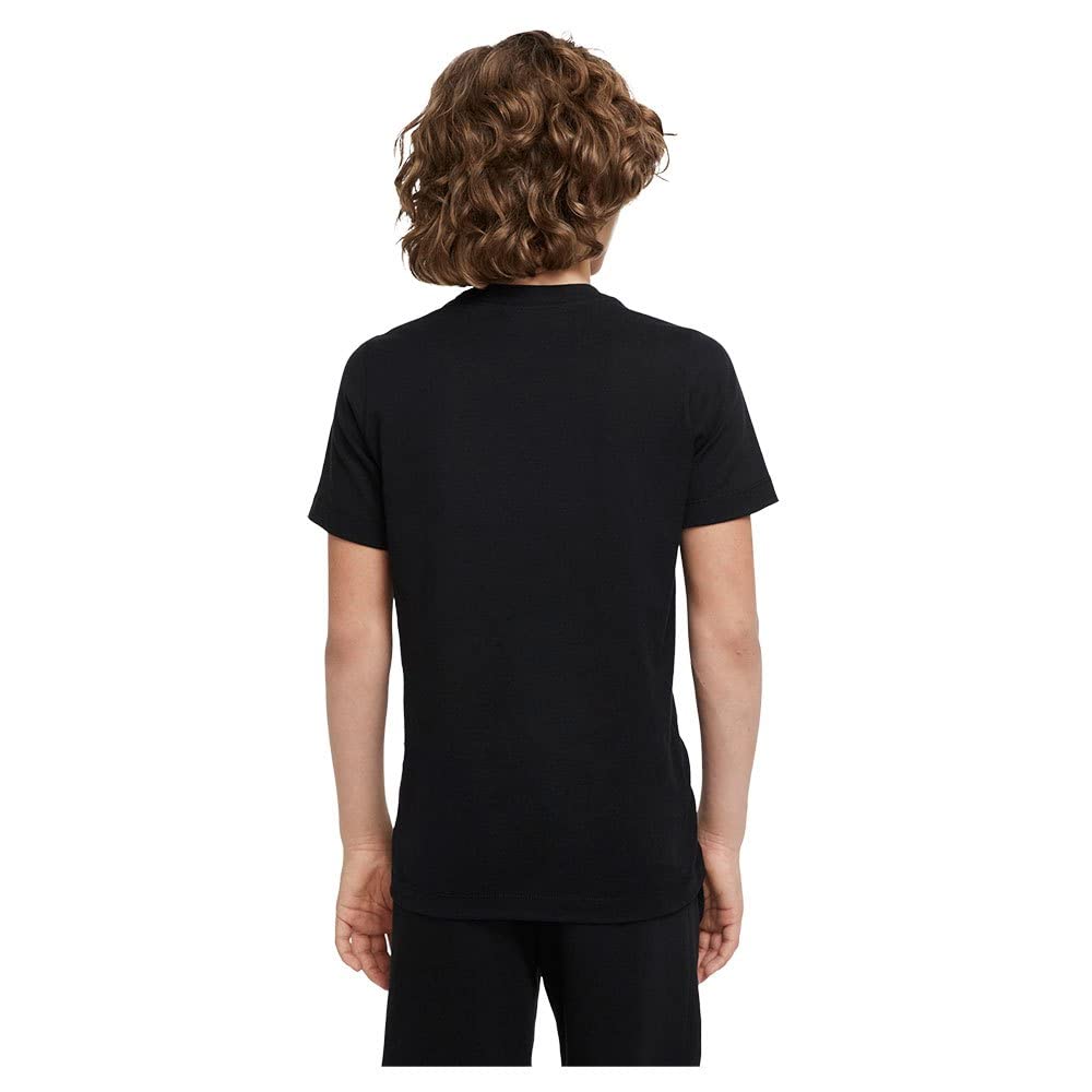 تقدم تيشيرتات Nike للأولاد راحة عالية وتصميماً رياضياً أنيقاً مع جودة ممتازة للاستخدام اليومي. مصنوعة من خامة ناعمة وقابلة للتهوية لتحافظ على انتعاش الطفل أثناء اللعب أو التمارين أو الخروج