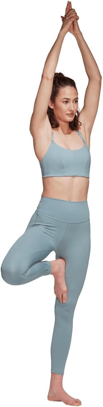 ليجن رياضي للنساء من أديداس يجمع بين الأداء العالي والراحة والأناقة الرياضية. مصنوع من قماش مرن وخفيف عالي الجودة يمنحك حرية الحركة الكاملة أثناء التمارين أو الاستخدام اليومي