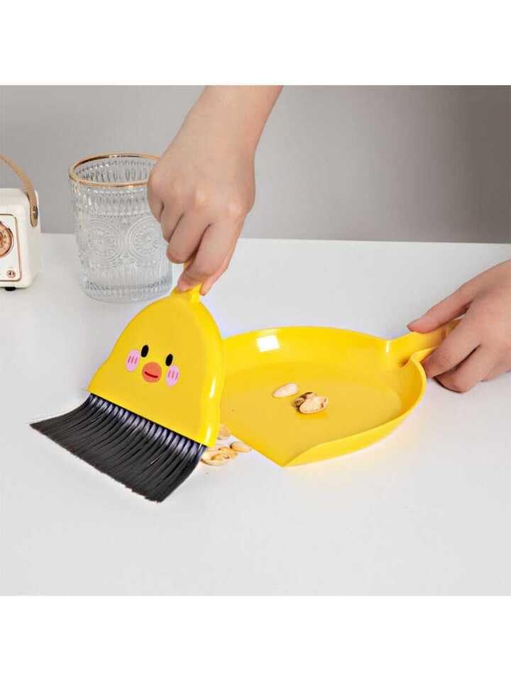 A duck-shaped shovel,• Fun duck-shaped design to make playtime engaging